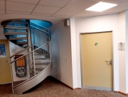 Inklusionsbuero-im-Verwaltungstrakt-1.-OG-am-Fahrstuhl-1