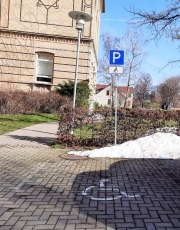 Parkplatz-in-der-Schulhof-Zufahrt-1